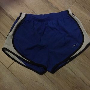 WOMENS NIKE TENPO SHORT